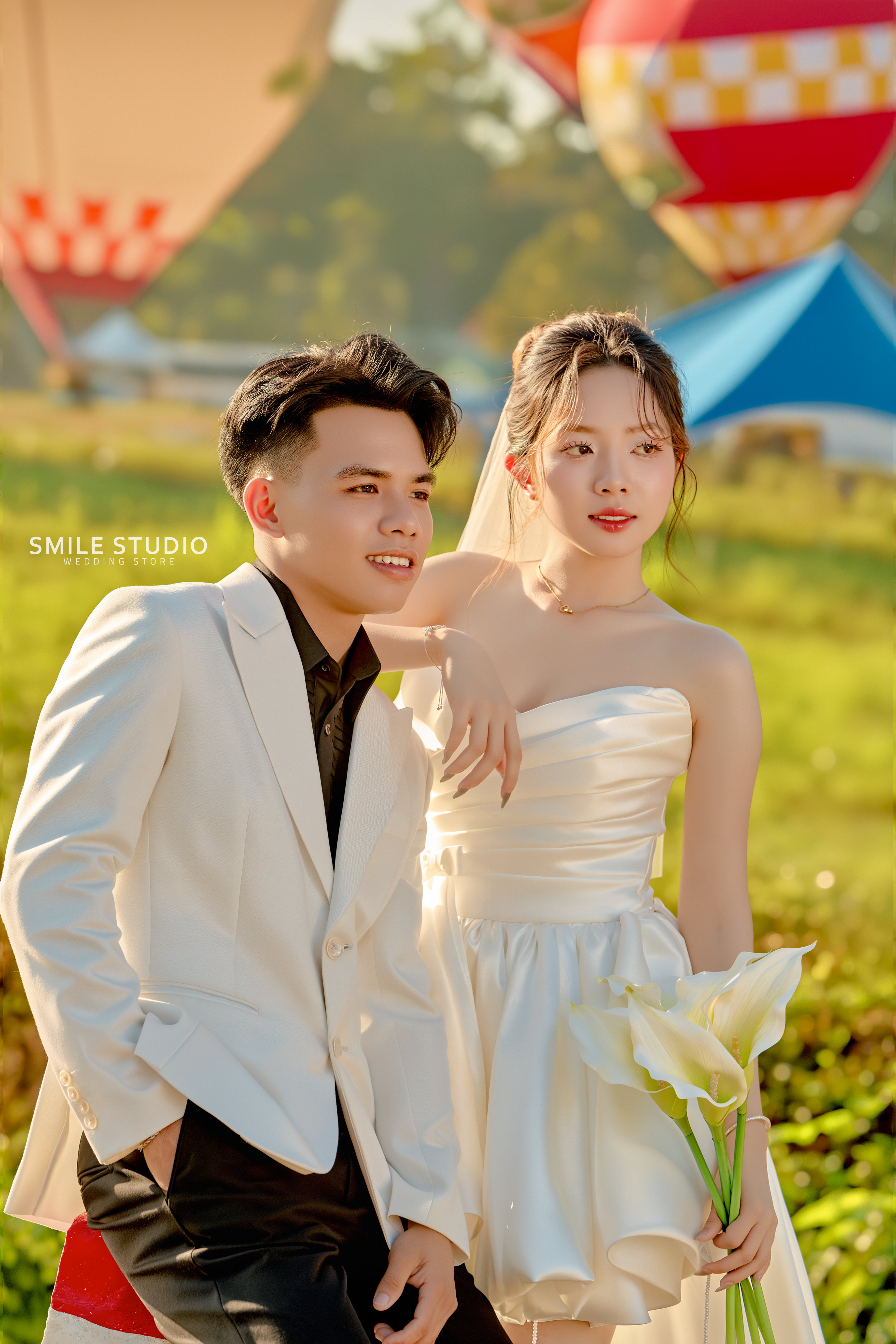 Cặp đôi chạy tay trong tay giữa khinh khí cầu Cao Lãnh — Smile Studio