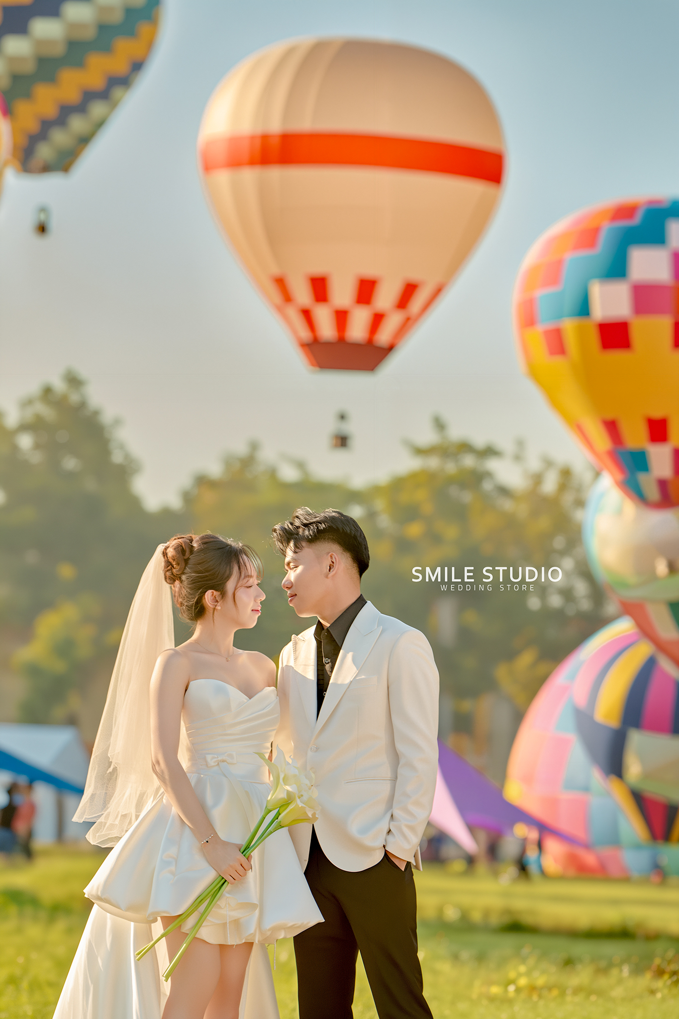 Cặp đôi chụp ảnh cưới giữa khinh khí cầu Đồng Tháp — Smile Studio